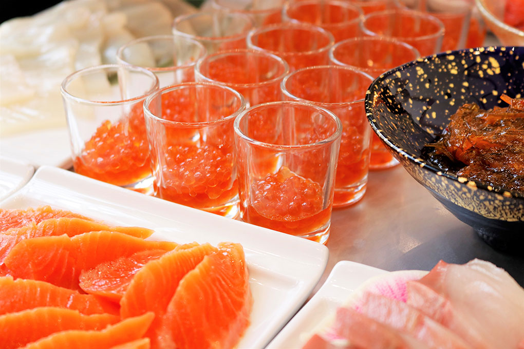 北海道到处都是新鲜的海产品!大量的三文鱼子和鲑鱼子。